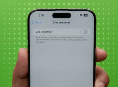 Live Voicemail option toggled off on an iPhone.